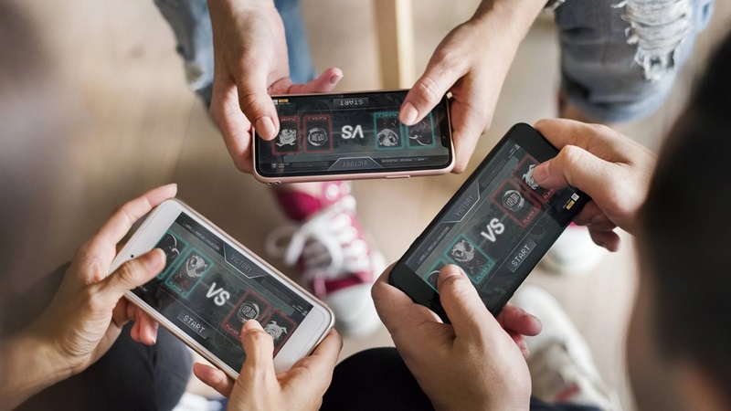 Mobile multiplayer games